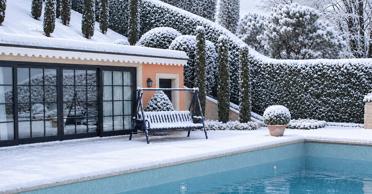 Hivernage actif ou passif : comment préparer sa piscine pour l'hiver ?